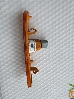 23169182 Genuine GM OEM SIDE MARKER LAMP CHEVROLET CADILLAC Lens - Image 1 of 4