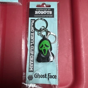Ghost Face (grün) handgefertigt von Robots Mikro Vinyl Clip Charm, Schlüsselanhänger BRANDNEU - Bild 1 von 2