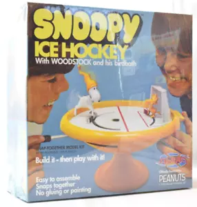 Atlantis Snoopy Eishockeyspiel mit Woodstock & Bad Druckknopf Kunststoff Modellbausatz M5696 - Bild 1 von 6