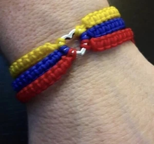 Pulsera Bandera De Colombia Con Dije De Corazón - Imagen 1 de 1