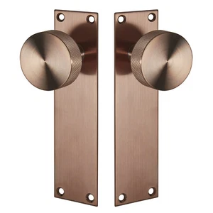 Perillas moleteadas estilo Manhattan de cobre satinado en placa al ras - Imagen 1 de 6