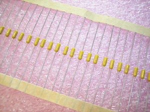 QTY (100) 2700pf 100V 5% NPO AXIAL CERAMIC MLCC CAPACITORS SA201A272JAA AVX - Picture 1 of 1