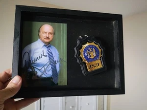 NYPD Blue 4 X 6 AUTOGRAPHED RP + REPLICA BADGE - Dennis Franz - Picture 1 of 5