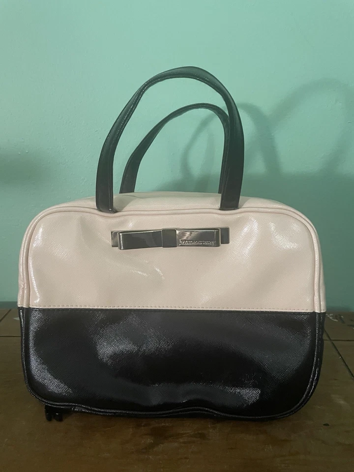 Bolso de maquillaje cosmético Victoria’s Secret de cuero crema azul marino usado Foto 1 de 4