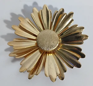Broche Girasol Sarah Coventry 1969 Vintage Tono Dorado Día de la Madre Efecto 3D - Imagen 1 de 4