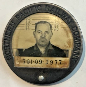 Rare Vintage Northern Pacific Railway Photo ID Badge Pin Button Train Eisenbahn - Bild 1 von 2