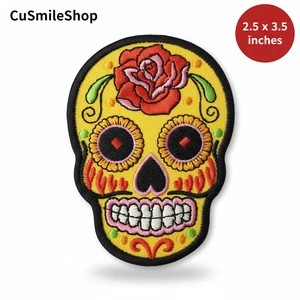Calavera de azúcar amarilla con parche bordado rosa estilo mexicano 2,5 x 3,5 pulgadas - Imagen 1 de 3