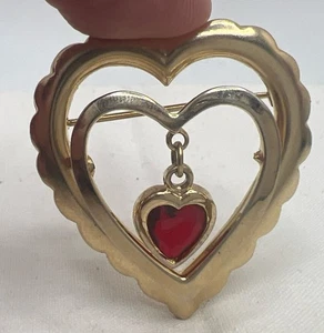 Brosche Anstecknadel goldfarben Herz roter Stein - Bild 1 von 5