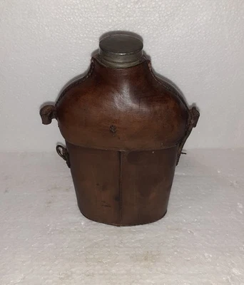 POUR DECO ANCIENNE GOURDE EN ETAIN RECOUVERTE DE CUIR - Photo 1/4