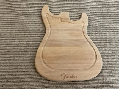 Tábua de corte de madeira em forma de corpo Fender Stratocaster - Imagem 1 de 4