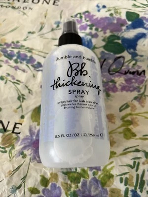 Spray espesante Bumble and Bumble prepara el cabello para secados exuberantes 8,5 oz/250 ml Foto 1 de 4
