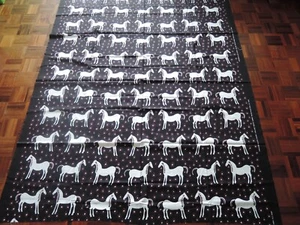 Marimekko "MUSTA TAMMA" Tejido Ligero para Ropa 139x164cm - Imagen 1 de 9