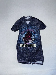 T-shirt Barbie moderna fashionista rock 1959 tour mondiale maglietta - Foto 1 di 3