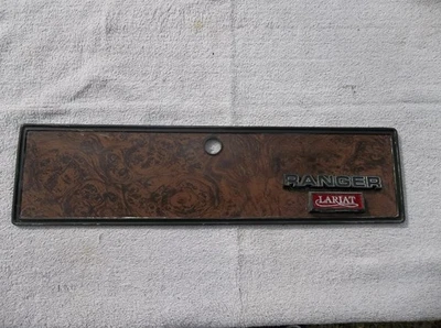 Porta caixa de luvas Ford caminhão Lariat placa 1973 74 75 76 77 78 1979 F100 F150 F250 - Imagem 1 de 3