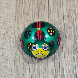 Giocattolo litografico vintage Lady Bug attrito latta metallo K GIAPPONE scarabeo verde giallo nero - Foto 1 di 7