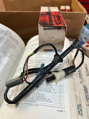 NOS 1974 1976 FORD LTD FRONT DOOR COURTESY LAMP SWITCH D4AZ-13713-C SW-1215 AUTO - Image 1 of 4