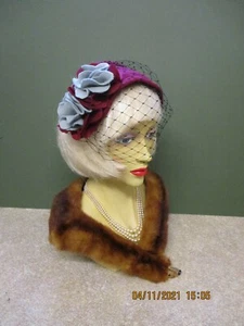 1940S SEÑORA MARRÓN SOMBRERO PUENTE CON FLORES MARRÓN Y GRISES Y RED FACIAL   - Imagen 1 de 2