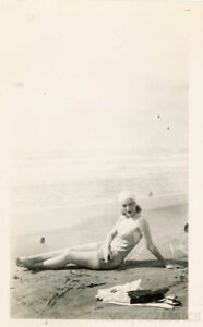 1948 Strój kąpielowy i czapka Kobieta na plaży Smokes Papieros Ocean jako tło