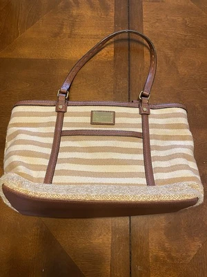 Cartera tejida a rayas blancas tostadas Dana Buchman cuero marrón neutro preppy playa Y2 Foto 1 de 4