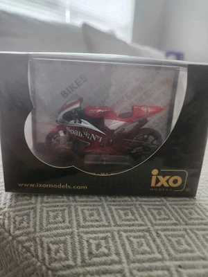 IXO RAB080 YAMAHA YZR-M1 Moto GP 2004 Carlos Checa Foto 1 de 2