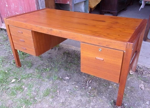 MID CENTURY MODERN TEAKWOOD KNEEHOLE DESK WITH FLAME GRAINED TOP Cover