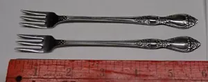 * Vintage - Wm A Rogers - ONEIDA - TWO - SEAFOOD FORKS - Huntington - BEAUTIES - Picture 1 of 2