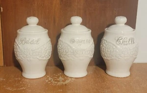 Anthropologie Elfenbein Gewürzgläser mit Deckel 3er Set: Basilikum, Oregano, Chili, Top - Bild 1 von 10