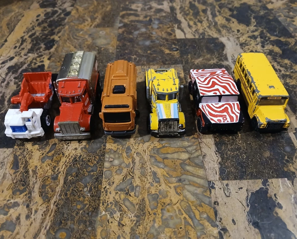 Lote de 6 camiones fundidos a presión Matchbox de colección - Peterbilt, autobús, volquete, petrolero Foto 1 de 4