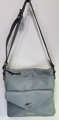 Cartera Bandolera Carlos Santana Azul Claro Cuero Sintético Texturizado Cierre Giratorio Plateada Foto 1 de 4