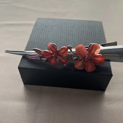 Pelo floral elegante vintage con detalles rojos y plateados audaces  Foto 1 de 4