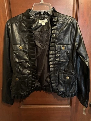 全新带标签 Passports M 黑色人造皮革荷叶边/鸭子时尚摩托车衬里夹克 — 第 1/4 张图片