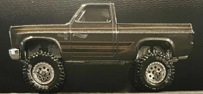 Elevación, ruedas y neumáticos Hot Wheels 83 Chevy Silverado PERSONALIZADOS pilotos reales Foto 1 de 4
