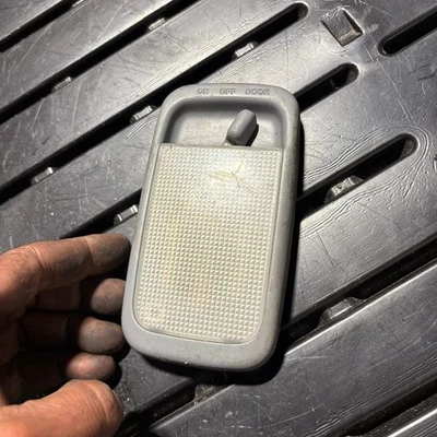 LUZ DE LEITURA INTERIOR MÉDIA/TRASEIRA TOYOTA RAV4 MK2 2000-06 - Imagem 1 de 4