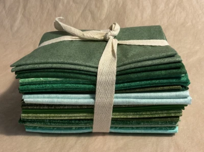 Paquete de 16 piezas de tela de algodón verde Fat Quarter Foto 1 de 2