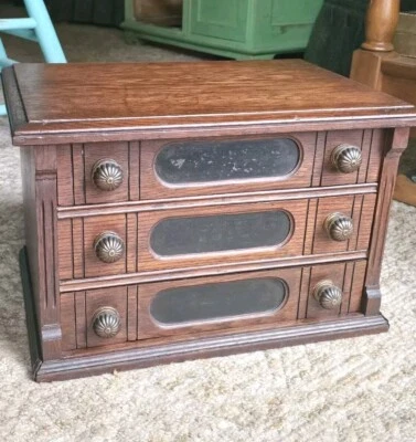 Antiguo gabinete de carrete de costura de madera boticario 3 cajones  Foto 1 de 4