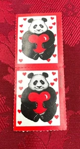 SELTEN VINTAGE SCHOLASTIC SCRATCH SNIFF VALENTIN PANDA HERZ AUFKLEBER 2er SET - Bild 1 von 4