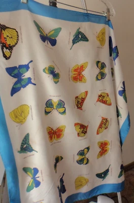 Bufanda vintage de 30"x30" con mariposas para damas años 60 hecha en Japón Foto 1 de 4