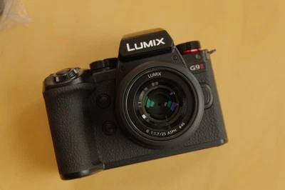 Panasonic LUMIX DC-G9II  (181 Auslösungen) ink. G 1.7 25mm beides neuwertig - Bild 1 von 4