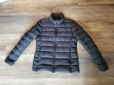 Chaqueta acolchada de plumón Uniqlo para mujer talla mediana ligera negra Foto 1 de 4