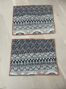 Set Pottery Barn Pia Medaillon gesteppt Standard blau orange Kissenbezüge 20"x26" - Bild 1 von 4