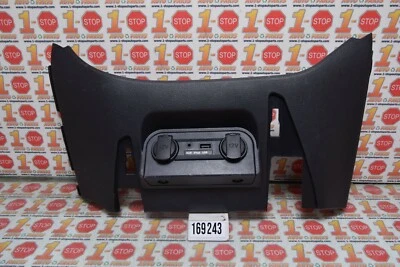 Painel de painel interno 2012-2015 KIA RIO com tomada USB e entrada auxiliar OEM - Imagem 1 de 4