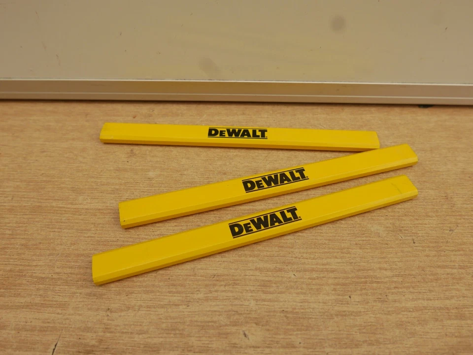 3 x DeWALT LOGO CARPENTRY PENCILS MEDIUM LEAD - Image 1 of 1