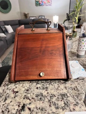 Antigua caja lanzadera de carbón de madera de roble chimenea inserto de metal mango de latón pulido Foto 1 de 4