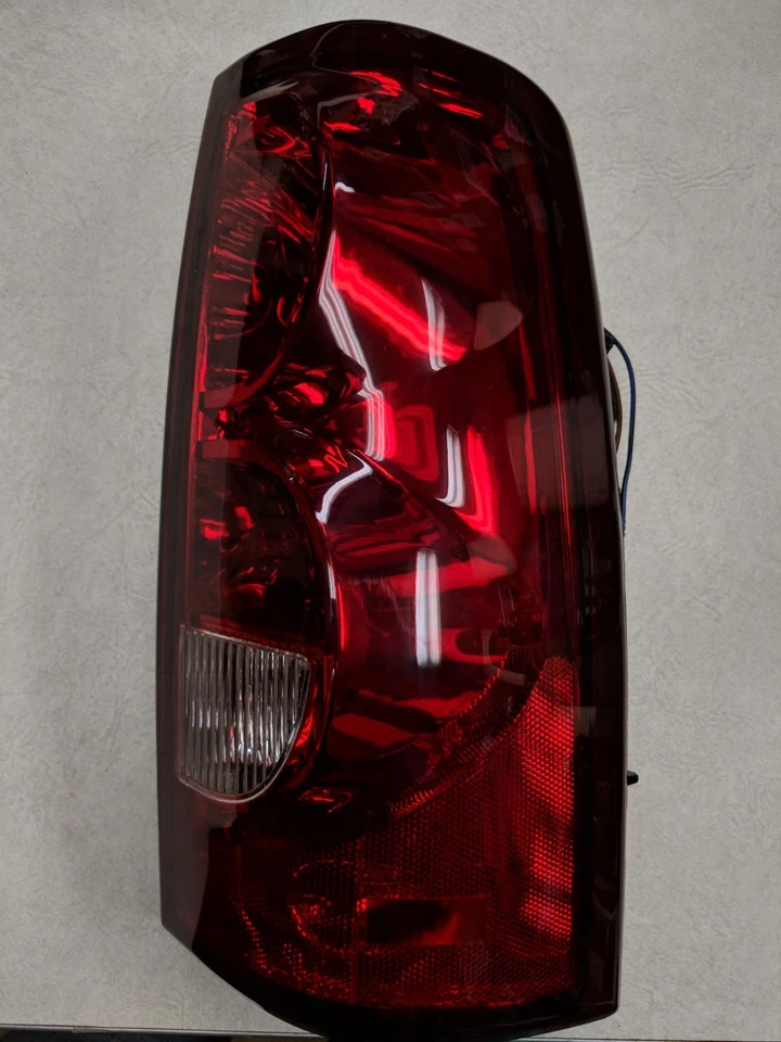 Chevrolet Silverado 1500 2500 03 Passenger Right Tail Light Eagle Eye GM277B000R - Image 1 of 2