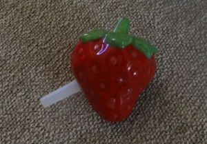 Sehr guter Zustand Nora Fleming Mini #A142 -- rote Erdbeere mit grünen Blättern - Bild 1 von 6