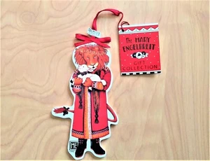 Mary Engelbreit Leone Agnello Legno Decorazione Natalizia Midwest Cannone Delle Cadute Vintage - Foto 1 di 6