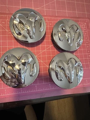 LOTE DE 4 CARGADORES DODGE RAM 1500 CHALLENGE 05290814AA TAPA CENTRAL CROMADA 2 1/2" Foto 1 de 4