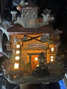 Casa de pueblo de Halloween vintage fábrica de calabazas porcelana pintada a mano con caja - Imagen 1 de 13