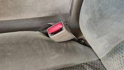 Silverado 1500 2003-2007 conductor izquierdo cinturón de seguridad hebilla receptor OEM 52D bronceado Foto 1 de 3