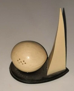 Vintage 1939 NY Worlds Fair one piece SALT & PEPPER SHAKER trylon perisphere - Picture 1 of 3